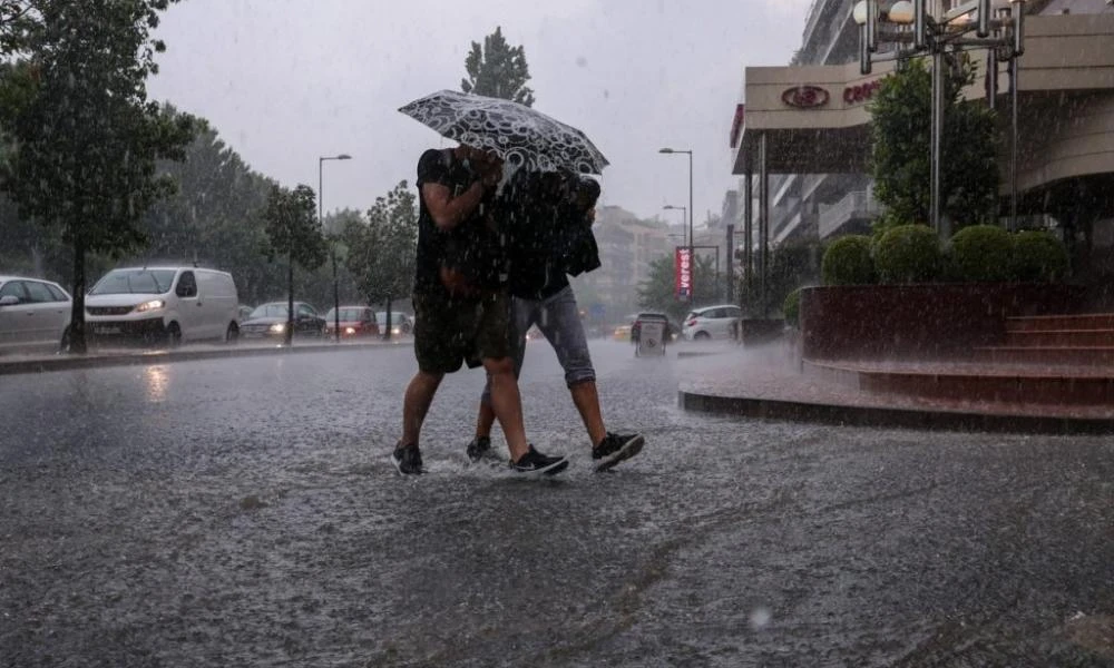 Θυελλώδες βράδυ με πλημμύρες και κεραυνούς προβλέπουν οι μετεωρολόγοι